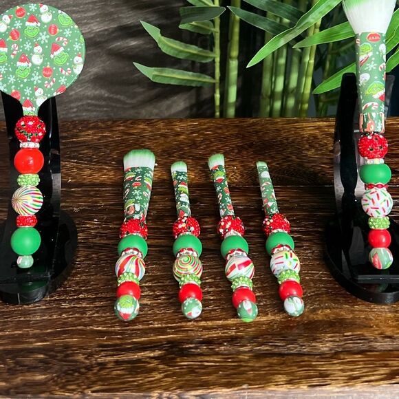 Christmas Grinch Themed Hand-Made Five Custom Beaded Makeup Brushes and Mirror. - Picture 3 of 6